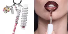 Il rossetto non si mette pi&ugrave; in borsa, ma fuori: dai lip-gloss per smartphone ai ciondoli con la combo labbra, i beauty charms sono il trend