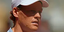 Sinner torna in campo dopo il malore al Roland Garros: sar&agrave; presente a un&rsquo;esibizione a Londra prima di Wimbledon