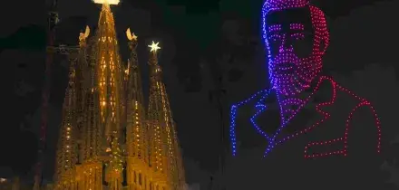 Droni, luci e il volto di Gaud&iacute;: la Sagrada Familia &egrave; finalmente ultimata, lo show per l&rsquo;inaugurazione della Torre di Ges&ugrave; Cristo &ndash; VIDEO