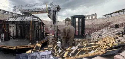 Vortice all&rsquo;Arena di Verona abbatte le scenografie della Traviata per la Prima del festival: &ldquo;Saltate le prove generali, ma spettacolo confermato&rdquo;