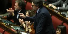 Polemiche sulle frasi di Silvestri (M5s): &ldquo;Meloni non si &egrave; mai rialzata, ha cambiato ginocchiere&rdquo;. Lei: &ldquo;Mancato rispetto delle donne&rdquo;