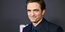 &ldquo;Ho imparato a ipnotizzare i polli. Basta tracciare una linea per terra davanti a loro e si immobilizzano, convinti di essere intrappolati&rdquo;: lo rivela Robert Pattinson
