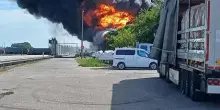 Mantova, incendio nell&rsquo;impianto Versalis: a fuoco magazzino di materiale plastico. &ldquo;Chiudete le finestre, non uscite&rdquo;