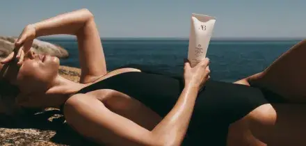 Weekend al mare? La guida ai solari dell&rsquo;estate 2026 e i consigli della dermatologa: &ldquo;La pelle ha bisogno di tempo per adattarsi al sole&rdquo;