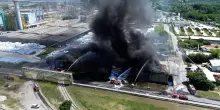 Enorme incendio in un&rsquo;azienda chimica di Mantova, alta colonna di fumo nera e autopompe in azione: le immagini dal drone