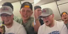 Passeggeri trasformano il volo Ryanair in una discoteca: nel corridoio tra balli, cori, alcol. Poi una lite a bordo interrompe bruscamente l&rsquo;atmosfera