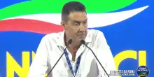 Vannacci apre l&rsquo;assemblea di FnV e attacca il centrodestra: &ldquo;Porta avanti l&rsquo;agenda Draghi&rdquo;. Pi&ugrave; di mezz&rsquo;ora contro la stampa: &ldquo;Orgogliosi di essere la feccia&rdquo;. Poi recita una preghiera