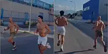 Il &ldquo;nuovo&rdquo; Alcaraz si prepara al ritorno: si allena in strada senza tutore al polso e a petto nudo