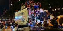 Knicks campioni NBA, New York in delirio dopo 53 anni: la festa che trasforma la Grande Mela in un paesino di provincia | Le immagini pi&ugrave; belle