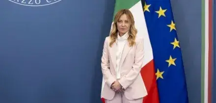 Meloni: &ldquo;Pi&ugrave; libri pi&ugrave; liberi chiede agli editori il patentino antifascista. &Egrave; censura&rdquo;. M5s: &ldquo;Il suo governo vuole il bavaglio per i giornalisti&rdquo;