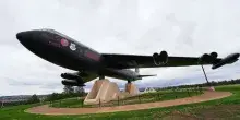 Usa, un bombardiere B-52 si schianta dopo il decollo da una base in California