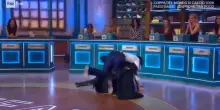 Stefano De Martino scivola in studio ad Affari Tuoi. Herbert Ballerina: &ldquo;Ti sei fatto male?&rdquo;