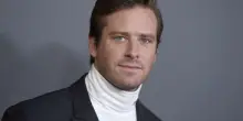 &ldquo;Per tornare sul set avrei fatto pure una fottuta pubblicit&agrave; di cibo per gatti&rdquo;: Armie Hammer e il rilancio dopo le accuse di violenza sessuale (non &egrave; mai stato condannato)