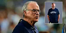 Testa bassa e mani dietro la schiena: la foto di Bielsa ai Mondiali &egrave; gi&agrave; iconica. &ldquo;Non sono un modello, non devo spiegare nulla&rdquo;