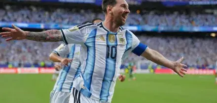 I fenomeni irrompono al Mondiale: Messi a 39 anni firma una storica tripletta. A Mbapp&eacute; risponde Haaland | Risultati e nuove classifiche