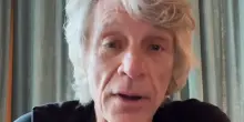 &ldquo;Non ho mai fatto nulla per danneggiare le mie corde vocali. Mai avuto eccessi e sono un cantante preparato. Quando il medico mi ha detto dell&rsquo;operazione ero confuso&rdquo;: Bon Jovi racconta e gioisce per la guarigione