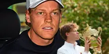 Oggi Sinner inizia la missione Wimbledon: l&rsquo;arrivo a Londra, il sensore glicemico, il programma e il debutto
