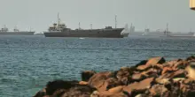 Ripresa lenta del traffico di petroliere attraverso Hormuz. I dubbi su sminamento e pedaggio: Teheran vuole il controllo