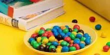 M&M&rsquo;s e il via alla rivoluzione &ldquo;naturale&rdquo;: basta con i coloranti artificiali. Si punta al giallo, rosso, arancio e verde, ma il blu potrebbe &ldquo;resuscitare&rdquo;