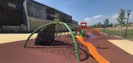 Brescia, prova a strangolare due bambini (tra cui uno di 3 anni) in un parco: arrestato 29enne con problemi psichici