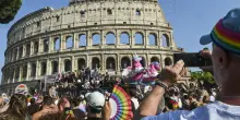 Roma Pride, il corteo della Capitale per i diritti: &ldquo;La Repubblica &egrave; di chi la abita&rdquo;. E su Vannacci: &ldquo;Non &egrave; folklore, ma un problema culturale che riguarda tutti&rdquo;