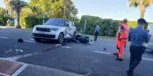 Versilia, incidente nella notte tra un Suv e uno scooter: morto ragazzo di 17 anni, grave l&rsquo;amico