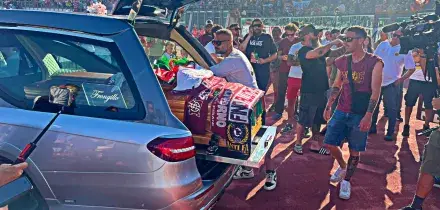 Livorno abbraccia Protti: oltre 10mila persone al Picchi per l&rsquo;ultimo saluto. &ldquo;Solo chi ti ha vissuto ci pu&ograve; capire&rdquo;