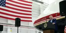 Trump presenta il nuovo Air Force One regalato dal Qatar: &ldquo;Una Casa Bianca volante&rdquo;