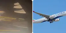 &ldquo;Era iniziato come un volo normale, si &egrave; trasformato in un&rsquo;esperienza spaventosa&rdquo;: aereo colpito da un fulmine poco dopo il decollo, il boato e il ritorno d&rsquo;emergenza