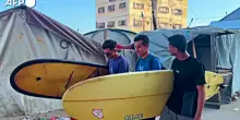 &ldquo;Siamo isolati dal resto del mondo. Se si rompe una tavola, non ne abbiamo altre&rdquo;: la testimonianza di un surfista a Gaza