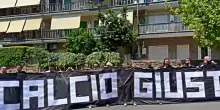 I tifosi manifestano durante l&rsquo;assemblea elettiva del nuovo presidente Figc: &ldquo;Per un calcio giusto e popolare&rdquo;
