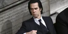 Nick Cave: &ldquo;I fan anziani mi chiedono i selfie, che odio. La sola differenza tra me e questi vecchi rincoglioniti con la dentiera &egrave; che io mi tingo i capelli di nero&rdquo;