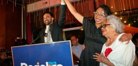 Progressisti e lontani dall&rsquo;establishment: i tre candidati di Mamdani trionfano alle primarie dem di New York. La citt&agrave; boccia la &lsquo;vecchia guardia&rsquo;