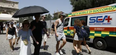 Otto morti in Italia in poche ore, ipotesi legame con il caldo estremo. Le vittime sono anziani, lavoratori e bagnanti