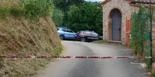 Uccide a fucilate la moglie e il figlio, poi sale sul tetto armato. Fermato dai carabinieri
