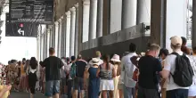 Gli Uffizi sospendono la vendita dei biglietti per il caldo estremo: impianto di condizionamento non regge. Chiusura anticipata per Louvre e Tour Eiffel