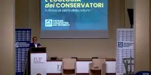 &ldquo;Ci abitueremo al clima caraibico, non moriremo&rdquo;: La Russa scatenato alla presentazione del libro di Procaccini (che loda per aver &ldquo;fatto incazzare Floris&rdquo;)