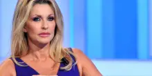&ldquo;Scappai di casa a 15 anni dopo che mia madre mi aveva picchiata in modo mostruoso. Mio padre? Ci siamo ritrovati quando si &egrave; ammalato di Alzheimer&rdquo;: parla Paola Ferrari