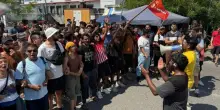 Prato, l&rsquo;azienda cinese indagata chiude e licenzia: i padroni assaltano il presidio, feriti anche poliziotti