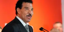 Lionel Richie ha le vertigini, si sente male e interrompe il concerto: &ldquo;Non &egrave; in grado di continuare&rdquo;