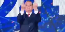 Doppio dito medio a RaiNews24, il giornalista Alessandro Baracchini sospeso dalla conduzione del Tg