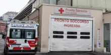 Lite nella casa condivisa con 10 persone: 39enne muore dopo essere stato immobilizzato dai coinquilini, 5 arresti