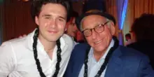 Brooklyn Beckham snobba pap&agrave; David ma celebra il suocero Nelson Peltz: &ldquo;Ti voglio tanto bene, grazie per essere il migliore&rdquo;