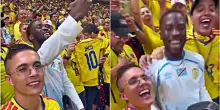 Un tifoso del Congo canta l&rsquo;inno a squarciagola in mezzo a migliaia di tifosi colombiani: loro lo abbracciano