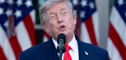 Trump rispolvera i dazi sulle medicine: &ldquo;Farmaci generici esentati per due anni, poi scatteranno tariffe del 100%&rdquo;