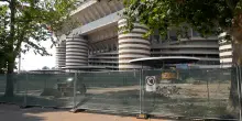 A San Siro spuntano i primi cantieri: demolita la biglietteria sud. E scoppia gi&agrave; la polemica &ndash; Video