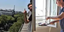 Caldo estremo a Parigi, la citt&agrave; &egrave; un forno: il TikToker che prepara una bistecca sul davanzale sfruttando solo la luce del sole diventa virale &ndash; IL VIDEO