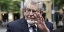 &ldquo;Mi appoggiava le mani sulle gambe e le faceva scorrere all&rsquo;interno dei miei pantaloncini. Recitava una poesia, palpeggiandomi il seno&rdquo;: le rivelazioni choc delle vittime minorenni di Rolf Harris
