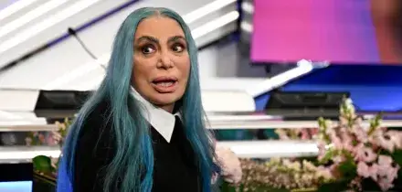 &ldquo;Esibirmi in queste condizioni metterebbe concretamente a rischio la mia salute&rdquo;: Loredana Bert&egrave; cancella il concerto a Bergamo per il caldo torrido