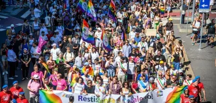 Milano Pride, migliaia in corteo nonostante il caldo torrido: &ldquo;Retorica negazionista sdoganata, esserci oggi &egrave; un atto politico&rdquo;